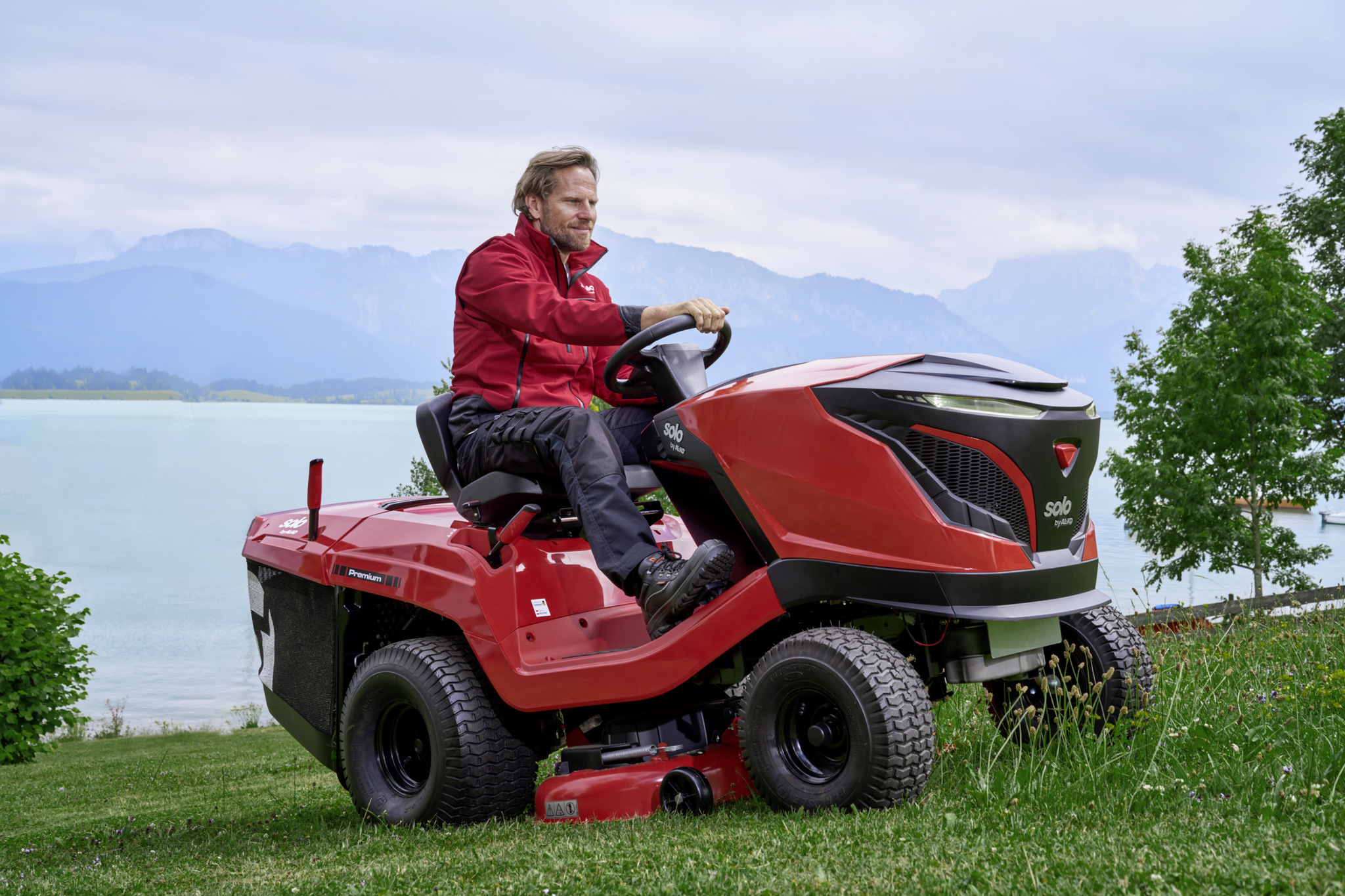 Gdziekolwiek kosiarka lub Rider osiągnie swoje granice wydajności,  nasze traktory ogrodowe będą właściwym wyborem. Ich silniki cha- rakteryzują się zwiększoną wydajnością, zatem nie ma znaczenia, czy  chcesz manewrować po krętym terenie, czy też kosić szczególnie duże trawniki – nasze traktory ogrodowe są zawsze idealnym partnerem w pracy. Dzięki połączeniu wydajności i komfortu możesz kosić posesje o powierzchni do 12 000 m2.